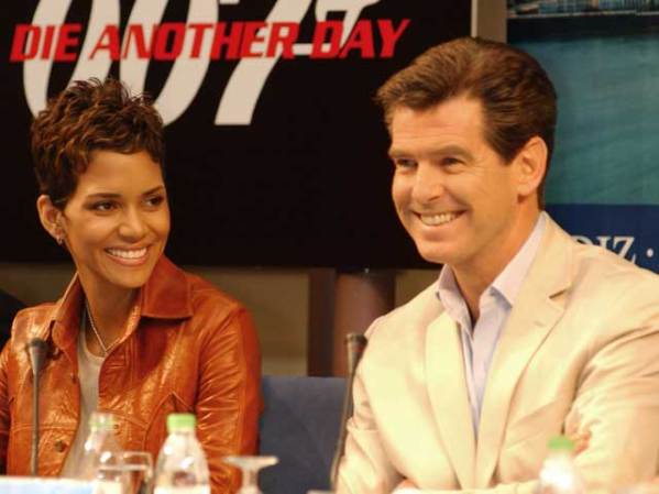 Halle Berry, "Die Another Day" (2002) hace el papel de una espía estadounidense llamada Giacinta 'Jinx' Johnson.