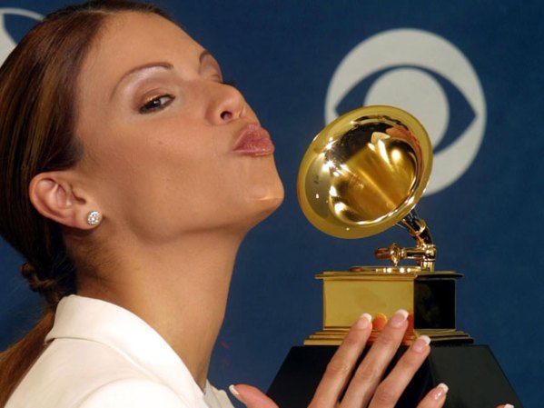Además, en la tierra del merengue, República Dominicana, la Asociación de Cronistas (ACOARTE), le otorgó el Premio Casandra a la Excelencia Artística, el máximo galardón de la institución. En la foto con un GRAMMY.