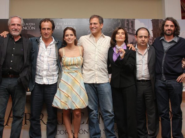 El equipo completo de la película "Arráncame la Vida", orgullosos del éxito y el reconocimiento merecido que obtuvo la película.