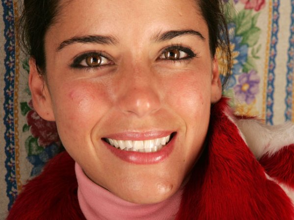 Ana Claudia Talancón, en una de las fotos de promoción de la cinta "Matando Cabos", en 2004.