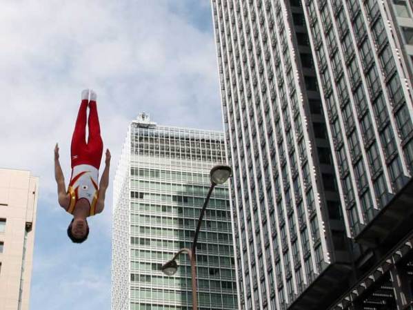 ¿Está cayendo? No, sólo acaba de dar un salto en un trampolín, en Tokio.