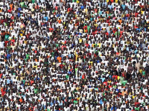 Al fútbol en Senegal no le faltan adeptos, incluso en las tardes soleadas.