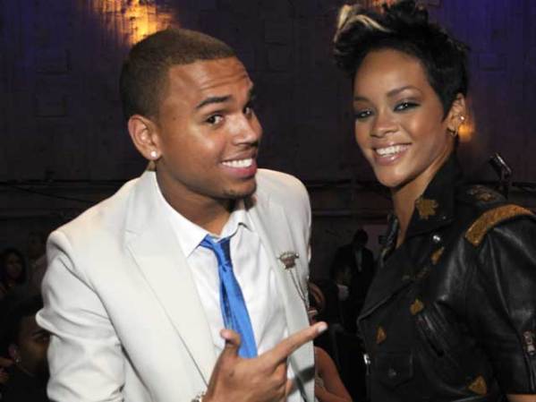 Ante la incredulidad de muchos, la vocalista termina por reanudar su relación con Chris Brown tres semanas despúes del ataque.
