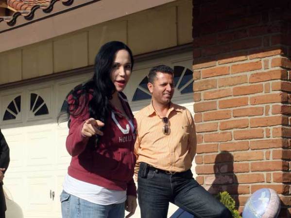 En un principio se había pensado que el padre anónimo de los octillizos, que habían sido fecundados in vitro, fue el que entregó el monto para comprar la casa.