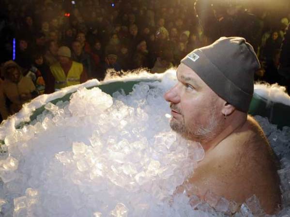 El eslovaco Tibor Bircak se baña en hielo, como si tal cosa.