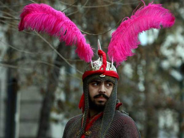 Un iraní disfrazado a la usanza de un comandante en el ejército del califa Yazid, durante una recreación militar en Teherán.