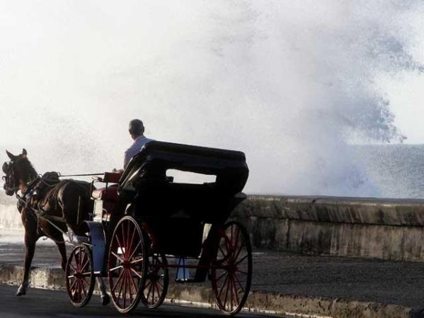 27 DE ABRIL, 2009: Un carromato cruza el Malecón, en La Habana.