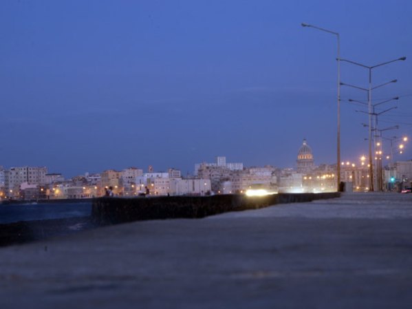 Malecón al caer la noche. .