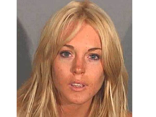 La actriz Lindsay Lohan fue detenida por sospechas de conducir borracha y posesión de cocaína, en julio del 2007.