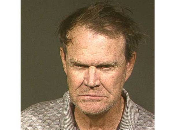 El cantante Glenn Campbell fue detenido borracho tras chocar su auto y pelear con un agente, en noviembre del 2003.