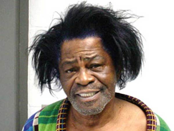 El cantante James Brown fue a la cárcel detenido por abuso doméstico, en enero del 2004.