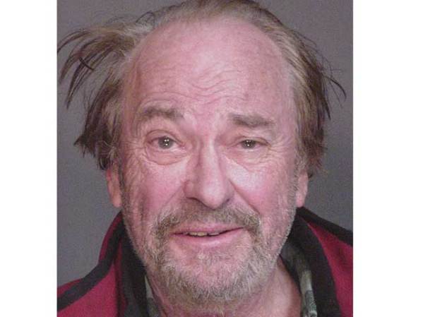 El actor Rip Torn tras su arresto por conducción en estado de ebriedad en Nueva York en diciembre del 2006.