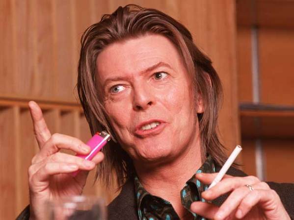 El cantante David Bowie lo ha sobrevivido todo, hasta miles de cigarrillos.