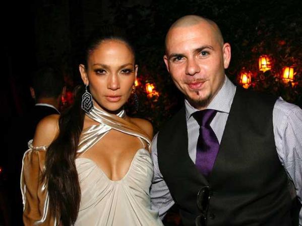 La maternidad no mermó las salidas nocturnas de la artista (en la imagen con el rapero Pitbull).