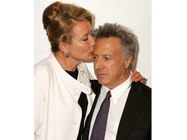 Dustin Hoffman recibe un beso desde las alturas, por parte de la actriz Emma Thompson.
