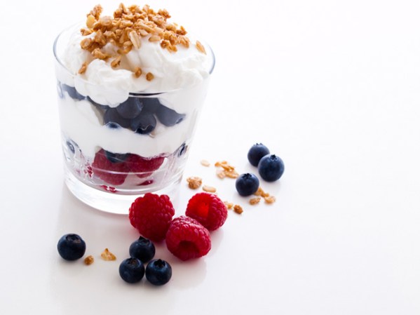 Indispensable en tu nevera, complemento ideal en el desayuno. Puedes usarlo como complemento en algunas ensaladas o simplemente prepararte un licuado nutritivo.