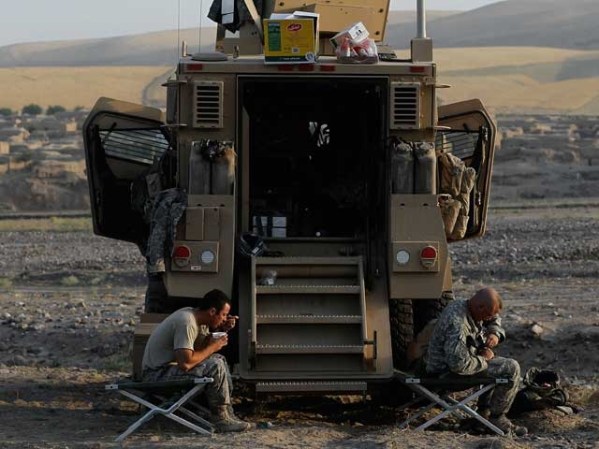 Paracaidistas de la 82 Aerotransportada limpian sus armas y desayunan, en Khushi Khona.