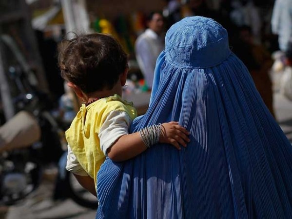 Madre con su hijo, en Herat.