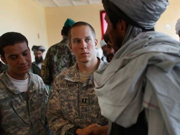 El capitán Zachary Tegtmeier de la División Aerotransportada 82 saluda a un líder de la comunidad de Bala Murghab.