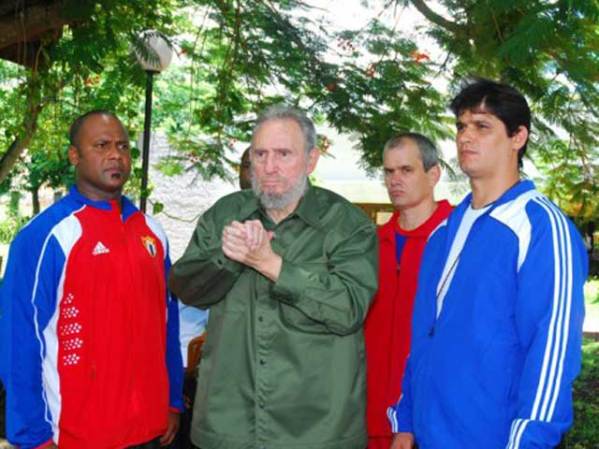 24 DE JULIO, 2010: Reaparece vistiendo el uniforme militar verde olivo durante una visita al pueblo de Artemisa.