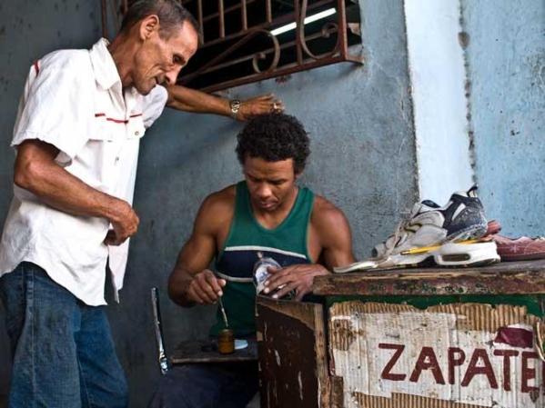 Un zapatero atiende a su cliente en La Habana. El sector privado continúa creciendo, pero en medio de una gran inestabilidad e incertidumbre.