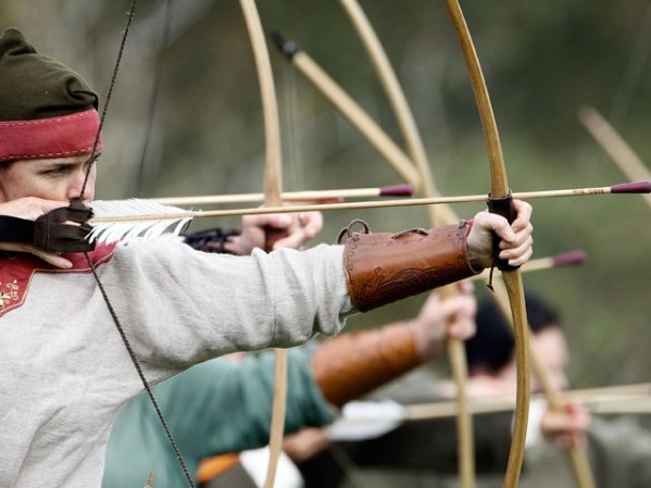 Los sajones se vieron obligados a levantar sus escudos ante la andanada de flechas.