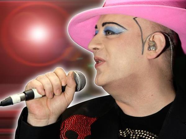 Boy George, aunque el cantante británico siempre tuvo una imagen andrógina, no fue abierto sino hasta su biografía habla de su relación con el baterista de Culture Club, John Moss.