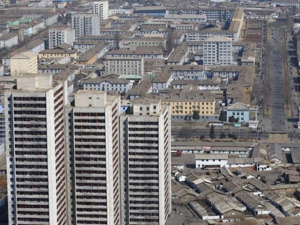 Edificios en la capital Pyongyang, donde residen 2.5 millones de norcoreanos.
