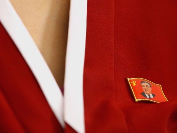 Una maestra lleva en la solapa la imagen de Kim Il Sung, el jerarca comunista que gobernó el país desde su creación en 1948 hasta su muerte en 1994.