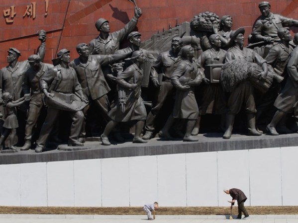 De hecho, Corea del Norte se autodescribe como una república socialista autodependiente.