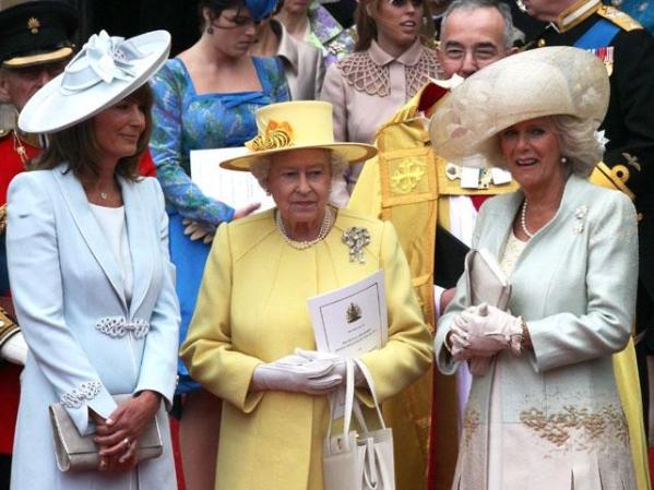 La reina Isabel II a las afueras de la Abadía de Westminster en compañía de Camila, esposa del príncipe Carlos y de Carole Middleton, mamá de la novia.