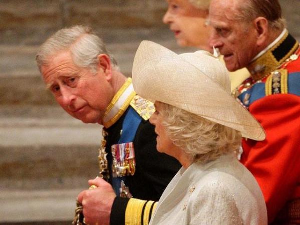 El principe Carlos, durante la ceremonia religiosa.