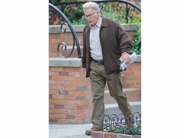 El actor Martin Sheen caminando por su barrio.
