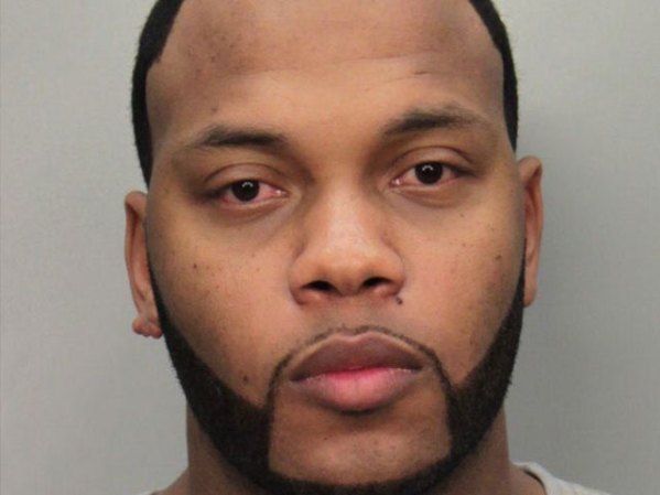 El rapero Flo Rida es acusado en junio del 2011 de conducir borracho en Miami Beach al volante de su auto deportivo Bugatti.