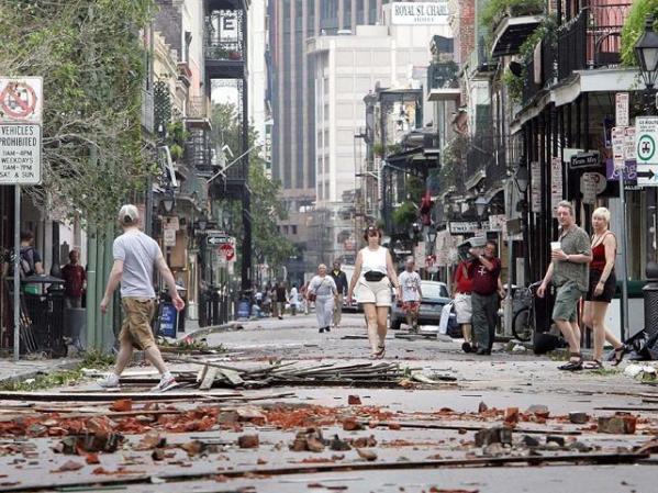 Las calles tapizadas con restos de árboles.
