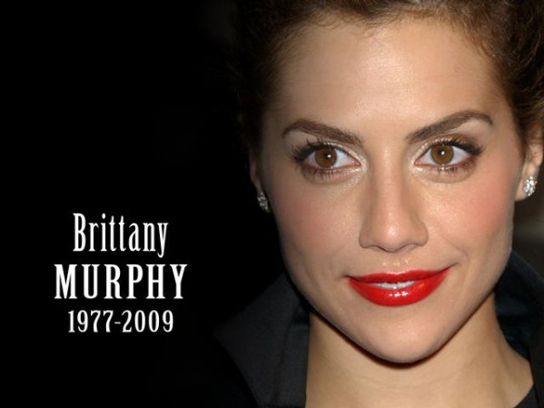Brittany Murphy, 32 años. Actris estadounidense de películas como "Clueless", "Just Married", "Girl Interrupted" y "8 Mile". Su muerte fue una combinación de neumonía, anemia y sobredosis de medicamentos. Falleció el 20 de diciembre del 2009, y meses más tarde su viudo, Simon Monjack, falleció en la misma residencia de Hollywood también de neumonía y anemia.