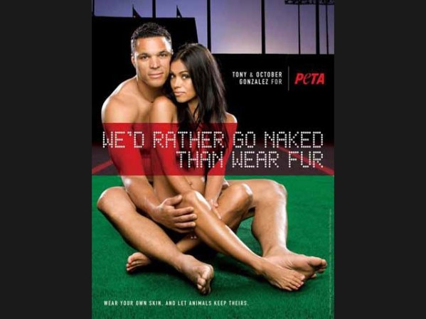 Tony González del grupo de fútbol americano, los Atlanta Falcons, se quita la ropa con su novia y se niegan a ponerse piel de animales.