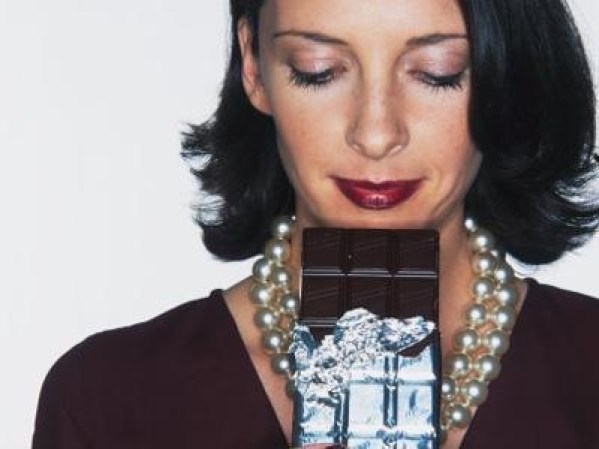 Se dice que el chocolate libera químicos que estimulan los centros de placer en el cerebro.