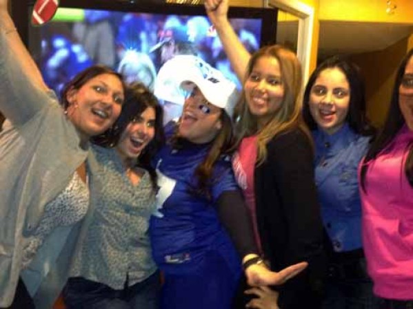 Fanáticas de Nueva Jersey disfrutan de un fiestón casero por la victoria de los Giants.
