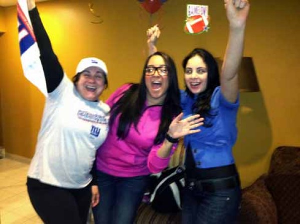 Fanáticas de los Giants gritan por la emoción.