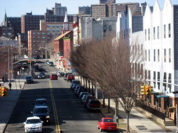 Las líneas de metro y las carreteras elevadas hacen posible la comunicación rápida con cualquier parte de Nueva York.