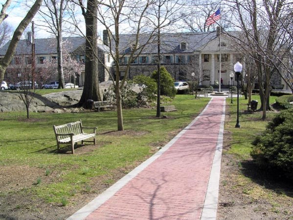 Eastchester: es un pueblo ubicado en el condado de Westchester. Alrededor del 4.2% de la población estaban por debajo del umbral de pobreza, según el censo del 2007.