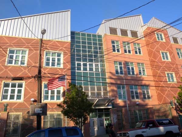 Richmond Hill: es un barrio de clase media localizado en el centro-sur de Queens. Las calles comerciales principales del barrio incluye la Avenida Jamaica, Avenida Atlantic y la Avenida Liberty.