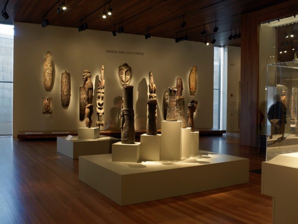 El “Young Museum”, también en San Francisco, es recinto de una extensa colección de arte, pero además ofrece una hermosa vista del “Golden Gate Bridge”, entre otras cosas.