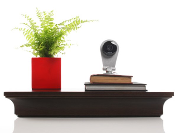 Dropcam HD. Conecta esta pequeña cámara wireless a tu conexión wi-fi y podrás controlar a tu bebe mientras duerme, a tus hijos, comunicarte por los micrófonos y supervisar el funcionamiento de la casa. Todo, desde tu iPhone, Android, o computadora. Disponible en dropcam.com.