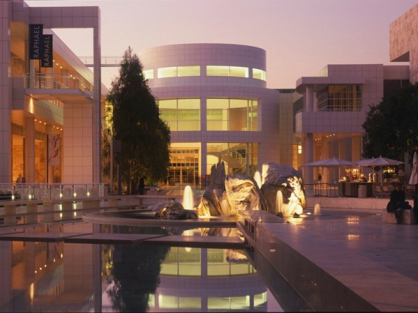 “The Getty” es una serie de galerías rodeadas de jardines en las que se exponen trabajos del arquitecto Richard Meier al lado de colecciones de Gustav Klim, Auguste Rodin y Man Ray entre otros. El Getty está en Los Ángeles.