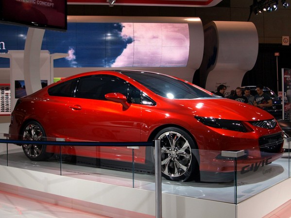 Honda Civic Si: Este popular sedán llegó renovado. A pesar de que se mantiene como un fuerte contendiente en el grupo de autos compactos, parece que las cualidades que se añadieron lo mantendrán en dicho sitio por un poco más de tiempo.