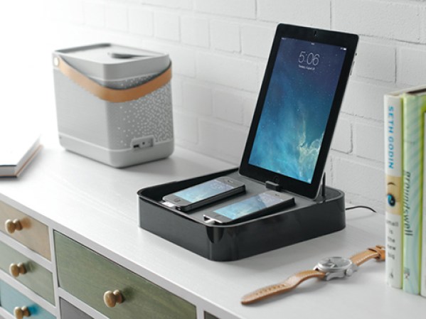 Nada más molesto que un montón de cables por todas partes; pero todo tiene solución, encuentra este “encubridor” en bluelounge.con, $100.