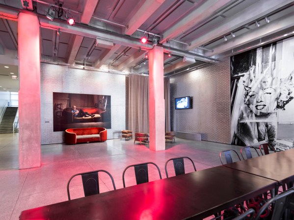 “The Andy Warhol Museum” está ubicado en la ciudad natal del famoso artista, Pittsburgh, Pensilvania y conserva mas de 8,000 trabajos –dibujos,pinturas,fotografías, videos y autoretratos- de los tiempos de Warhol como estudiante del Carnegie Tech.