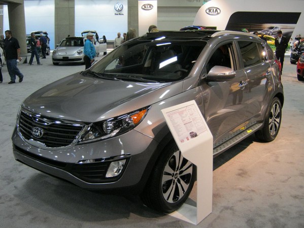 Kia Sportage Ex: Es probablemente el mejor valor en la muy populosa clase de los SUV compactos. Se destacan su cómodo interior, su andar deportivo y su buena economía, con 31 mpg en carretera.